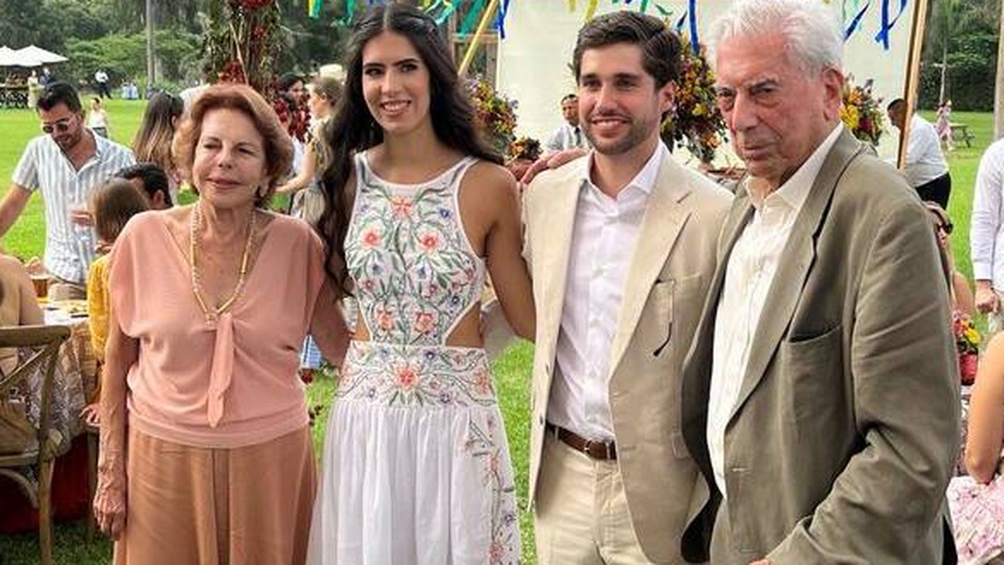 Mario Vargas Llosa, acompañado por su exmujer, Patricia, y sus nietos en una celebración familiar reciente. (Twitter)