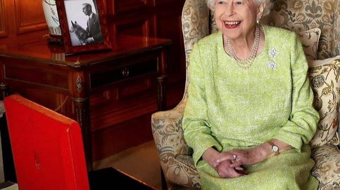 Isabel II celebra sus 70 años en el trono: significativo retrato con una de sus cajas rojas
