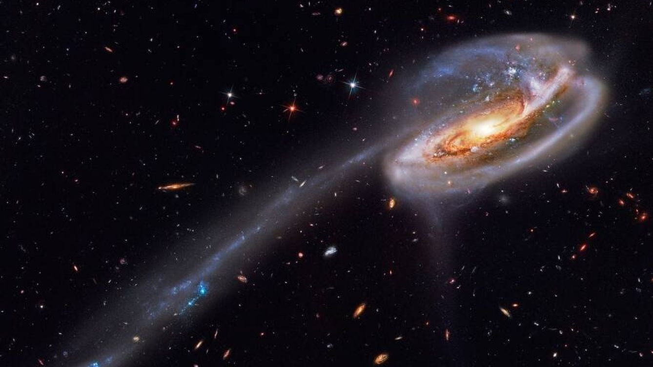 Foto: La Galaxia Renacuajo muestra corrientes de gas que se escapan por la interacción gravitatoria con otra galaxia. (NASA)