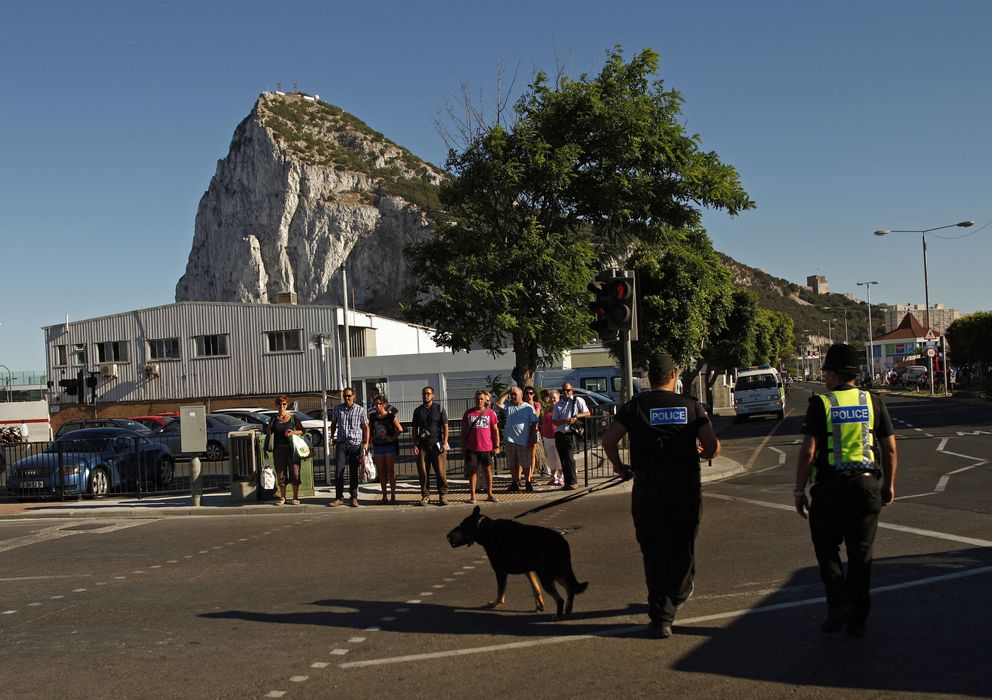 Foto: Varios turistas abandonan la colonia británica de Gibraltar (Reuters)