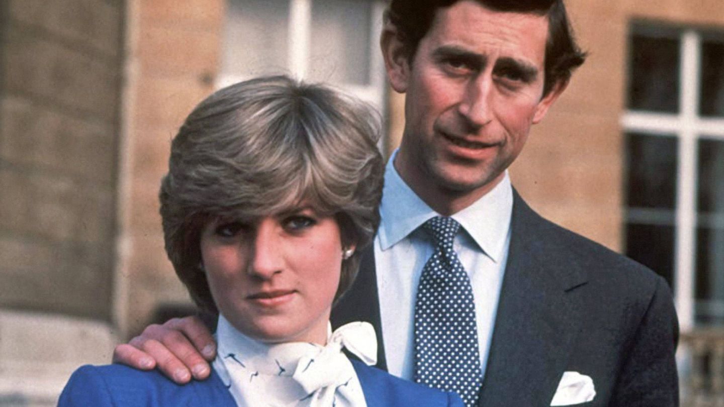 El príncipe Carlos y Diana de Gales el día del anuncio de su compromiso. (EFE)