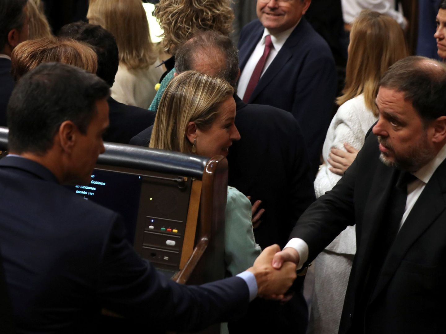 Pedro Sánchez saluda a Oriol Junqueras durante la sesión constitutiva de las Cortes. (EFE)