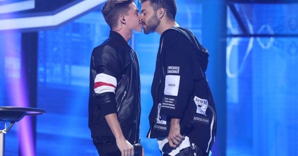 Foto: Agoney y Raoul se besan en la gala 7 de 'OT 2017'. (RTVE)