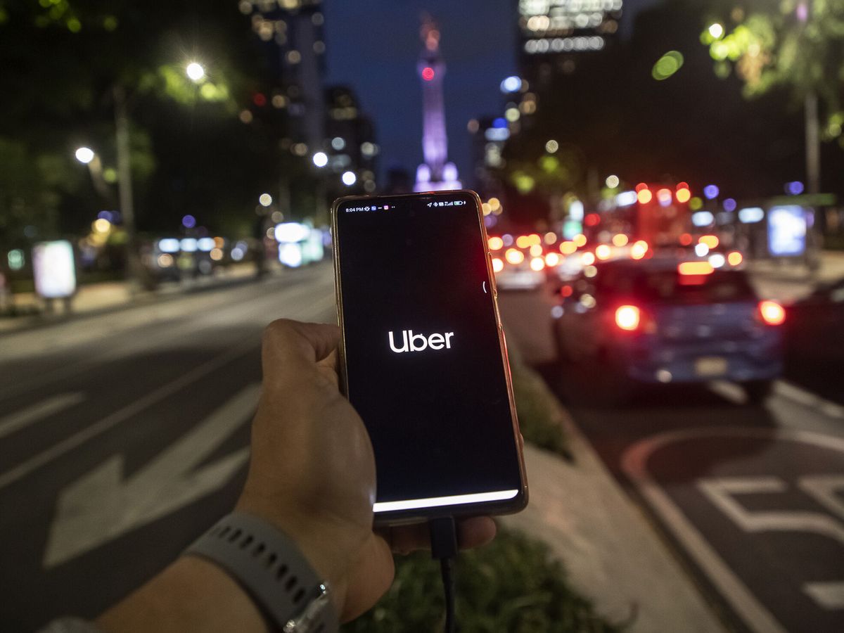Foto: Una persona solicita un servicio en la aplicación de Uber. (EFE/Isaac Esquivel)