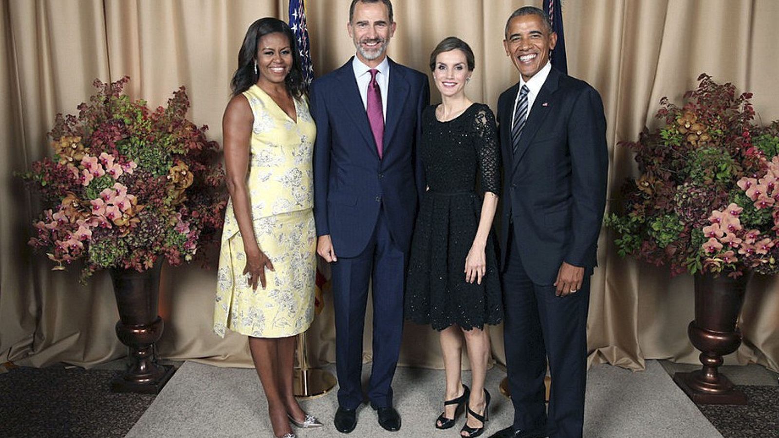 Foto: Los Reyes de España junto a los Obama en el hotel Palace (EFE)