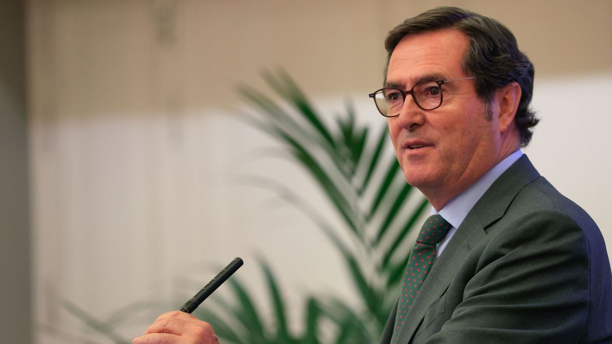 CEOE advierte de que los pactos crean un "clima de negocios complicado" y los criticará en Europa