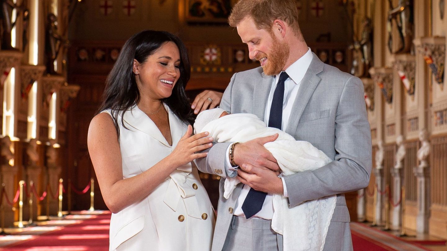 Meghan y Harry posan junto a su recién nacido. (Reuters)