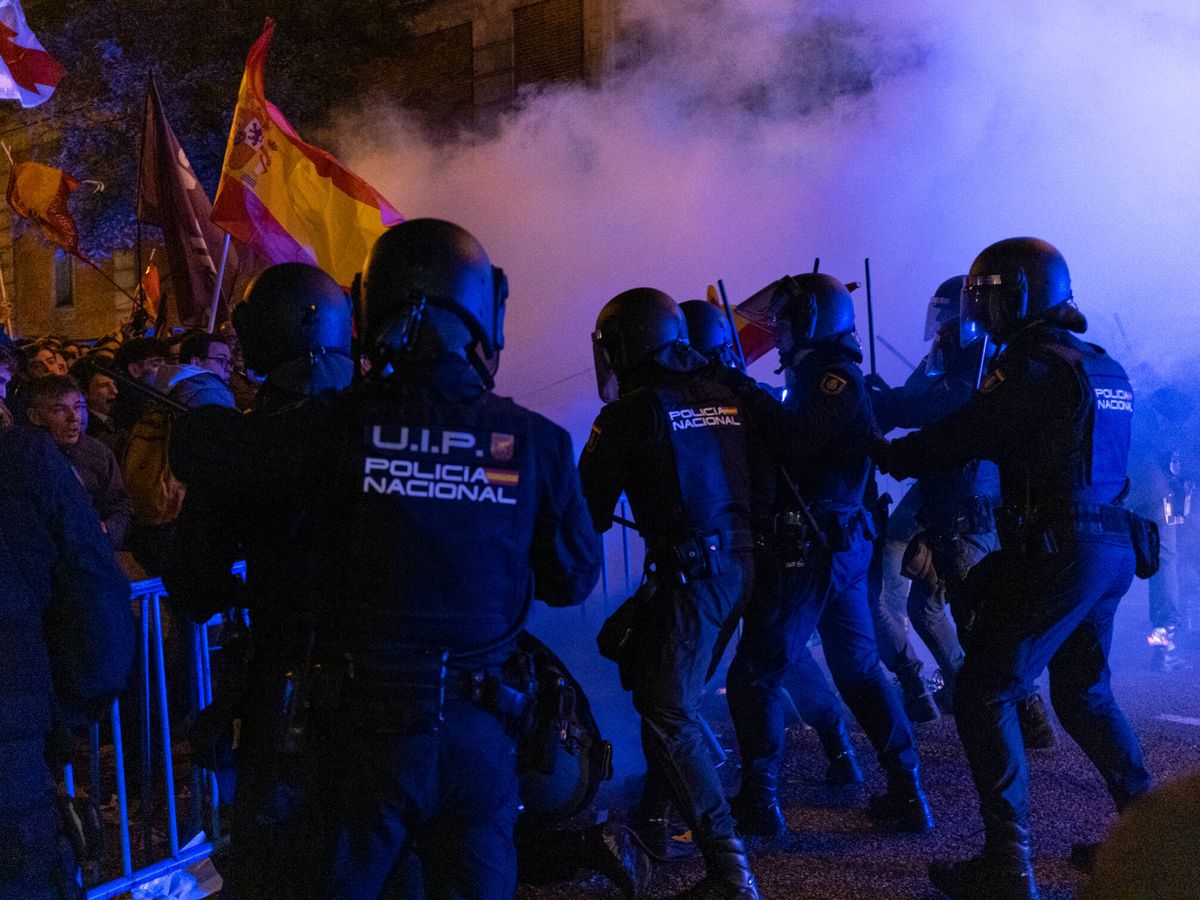 Foto: Agentes de la Policía Nacional intervienen durante la concentración de este lunes frente a la sede del PSOE en la calle Ferraz. (Sergio Beleña)
