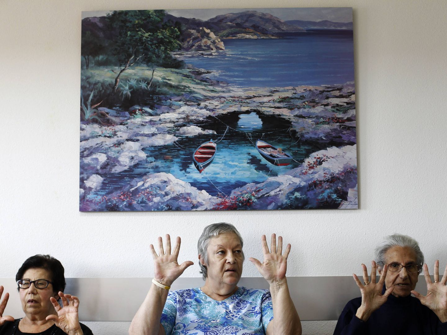 Mujeres hacen ejercicios en una residencia de Peleas de Abajo (Susana Vera / Reuters)