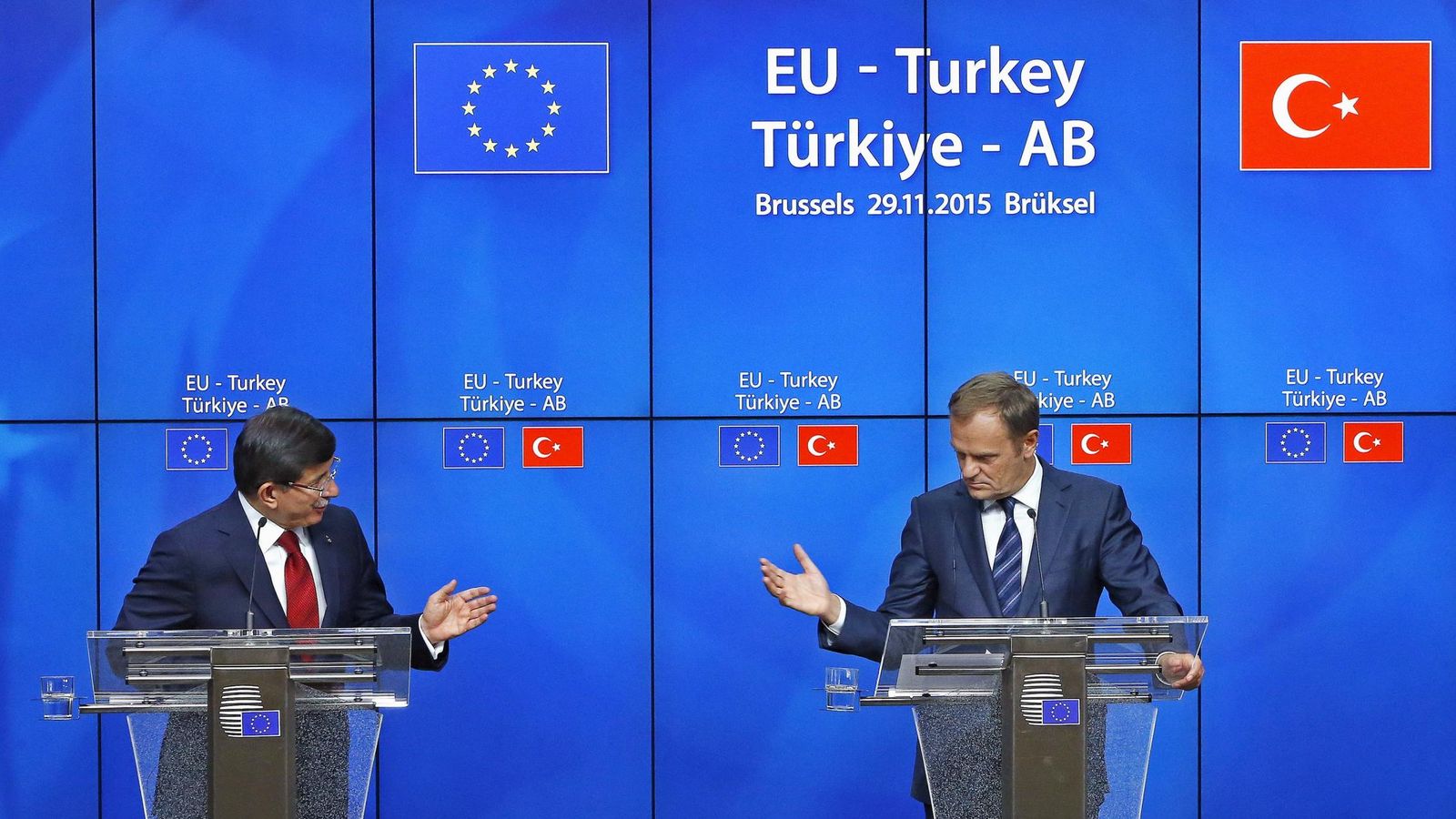 Foto: El primer ministro turco, Ahmet Davutoglu, y el presidente del Consejo Europeo, Donald Tusk, durante una rueda de prensa tras una cumbre UE-Turquía en Bruselas, el 29 de noviembre de 2015. (Reuters)