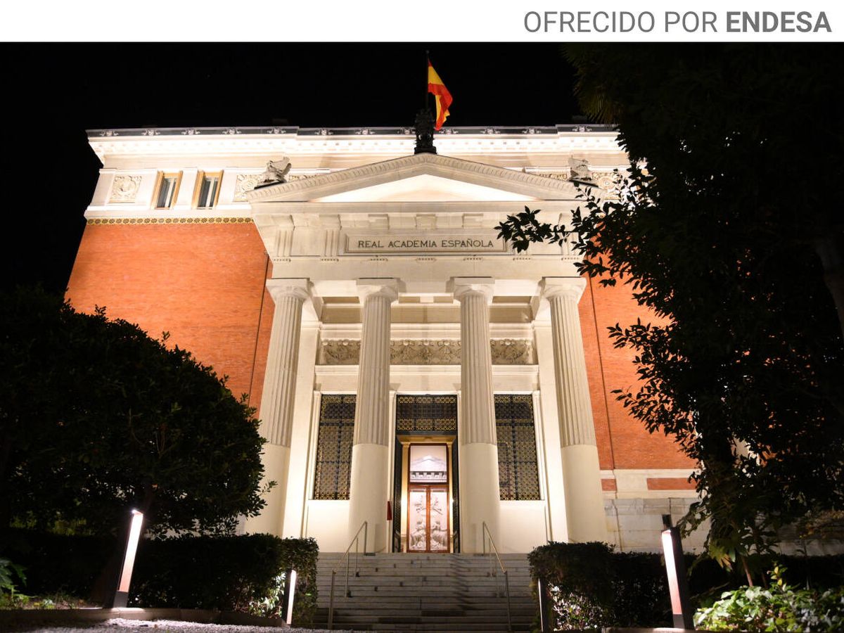 Foto: La sede de la Real Academia Española (RAE), iluminado.