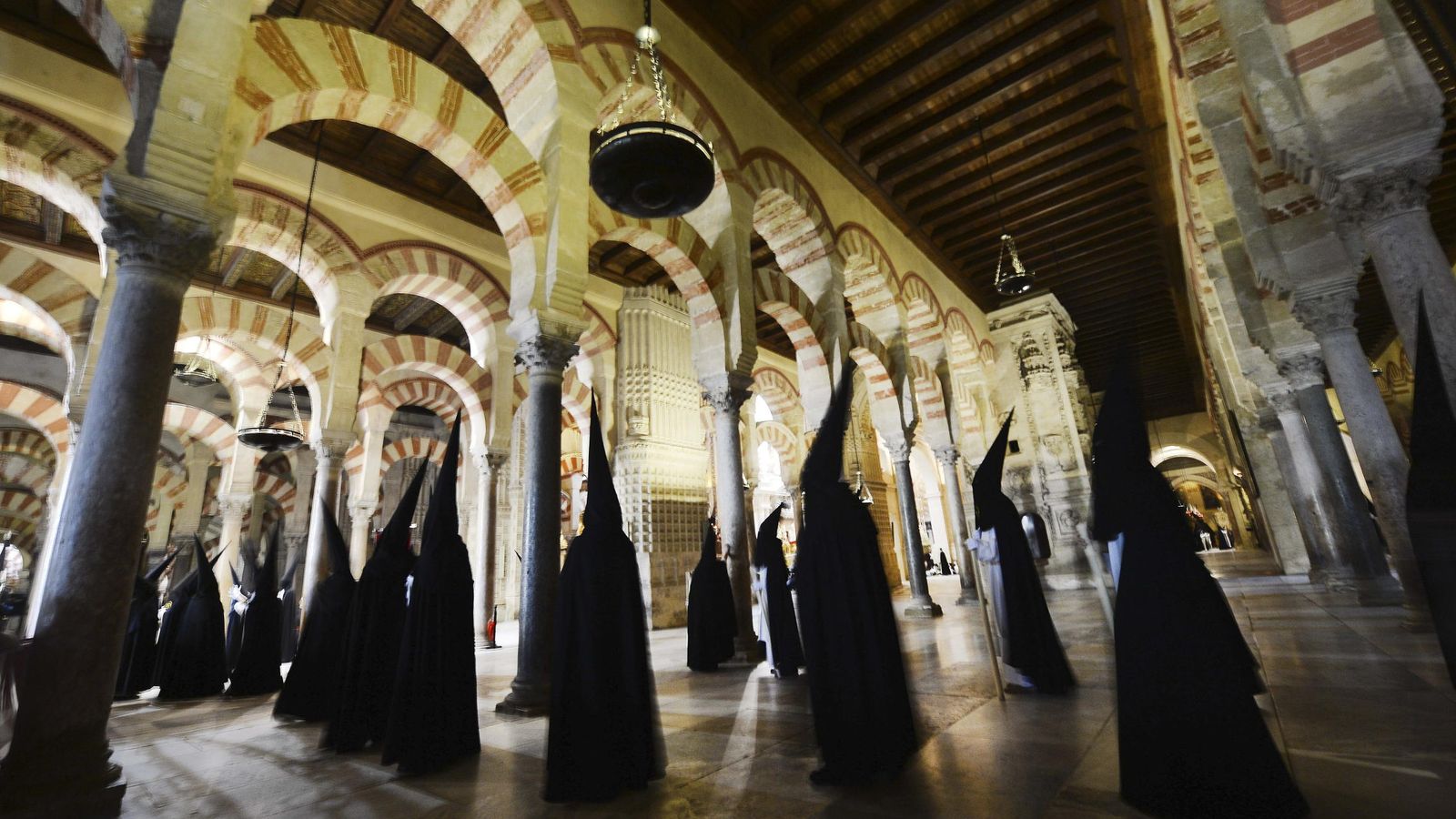 Foto: La Mezquita de Córdoba durante la procesión de la Hermandad y Cofradía del Santísimo Cristo del Amor. (Efe)