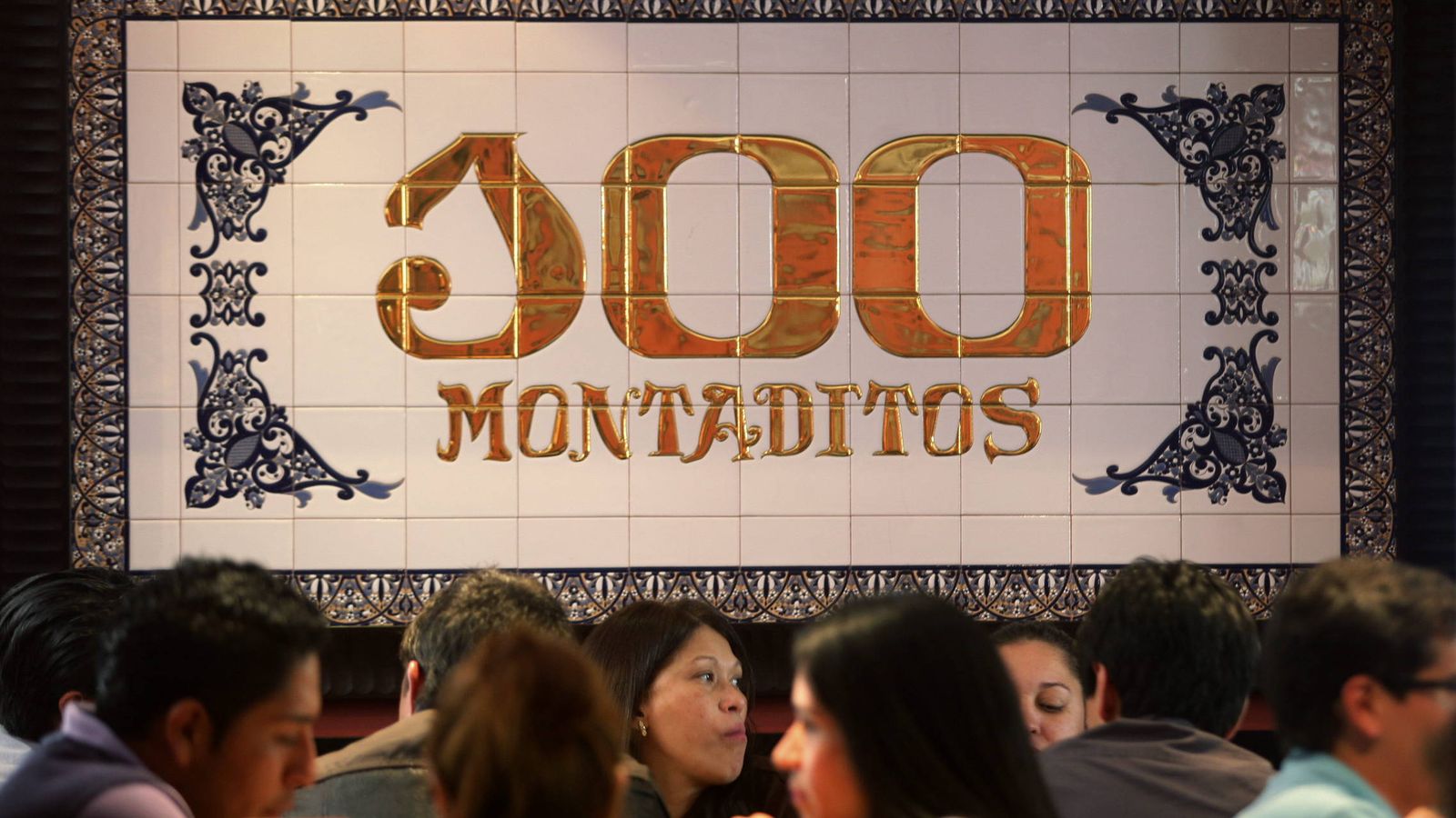 Foto: Un grupo de personas come en el restaurante 100 Montaditos ubicado en Ciudad de México. (EFE)