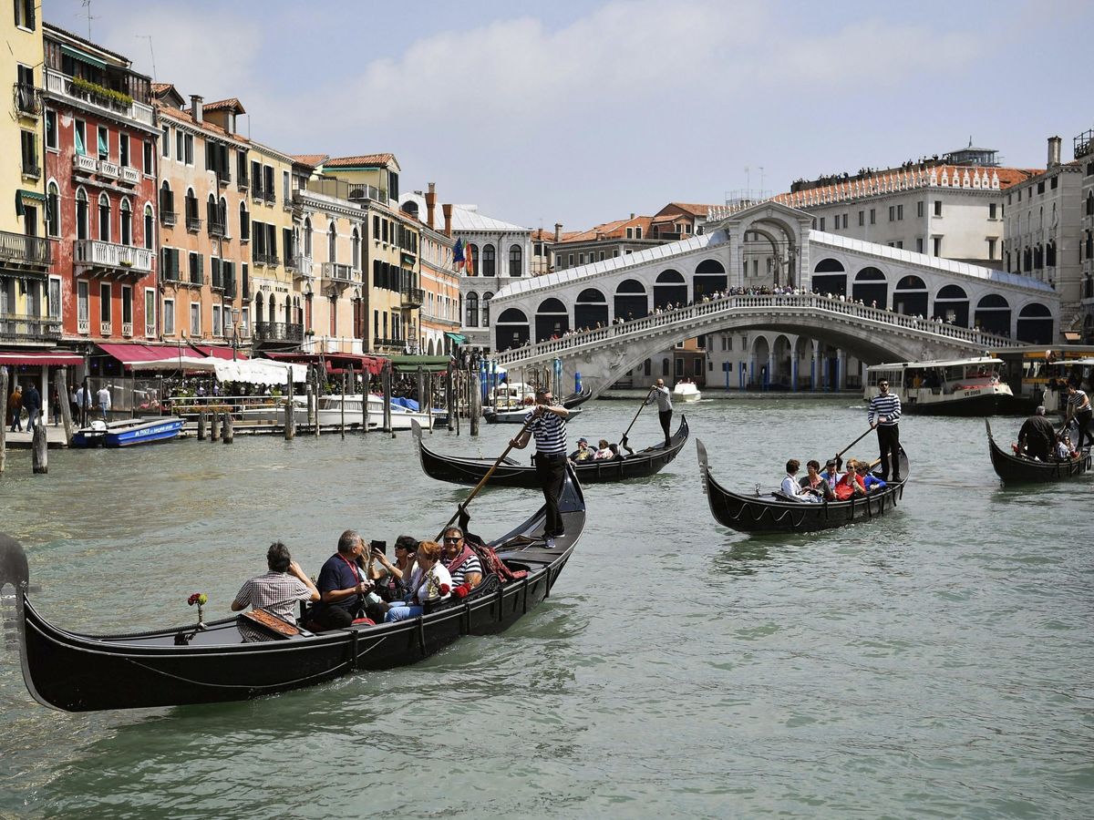 Foto: Un paseo en góndola por Venecia. (EFE/Zsolt Czegledi)