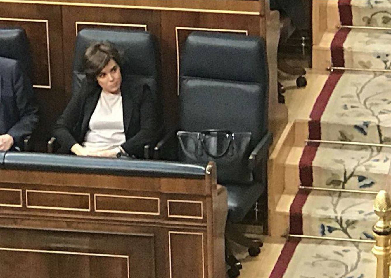 Soraya Sáenz de Santamaría y su bolso durante la moción de censura a Mariano Rajoy.