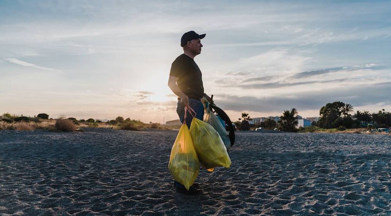 Daniel Rolleri, director de la Asociación Ambiente Europeo, supervisó la limpieza de playas promovida por Breitling y el Ocean Conservancy. (Imagen: Breitling/Cortesía)