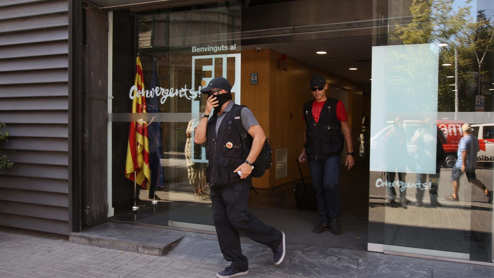 Foto: Efectivos de la Guardia Civil salen de la sede de CDC en la calle Córcega. (EFE)