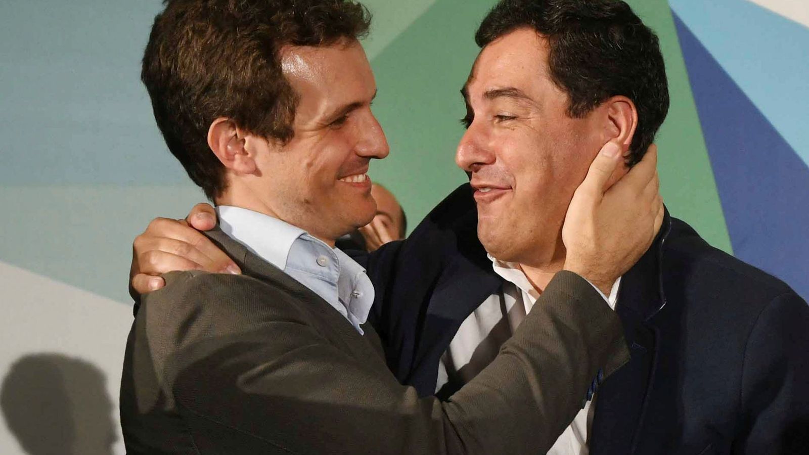 Foto: El presidente del Partido Popular, Pablo Casado, junto al presidente del PP de Andalucía, Juanma Moreno, tras su reunión en Córdoba. (EFE)