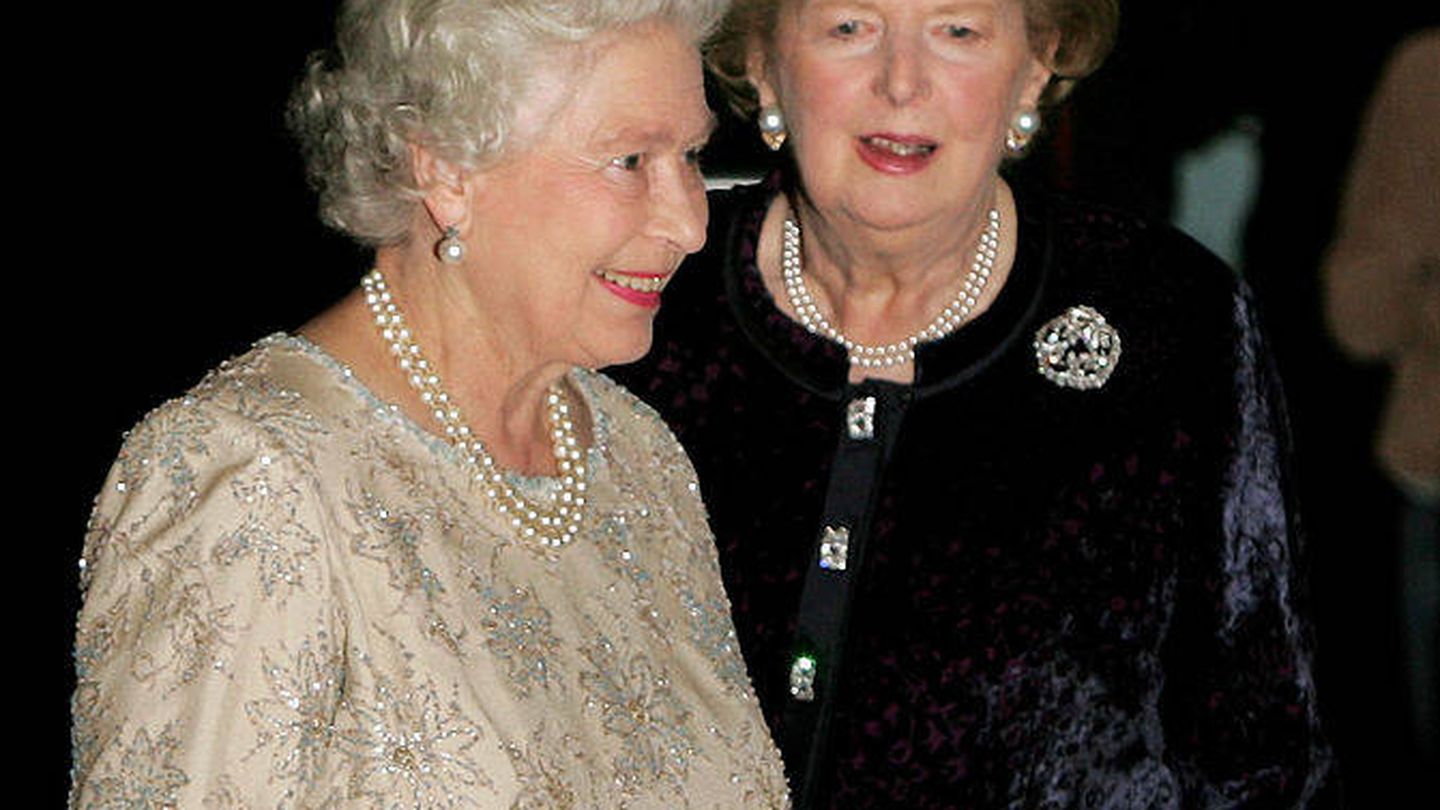 Isabel II y Margaret Thatcher, en 2005. (Getty)