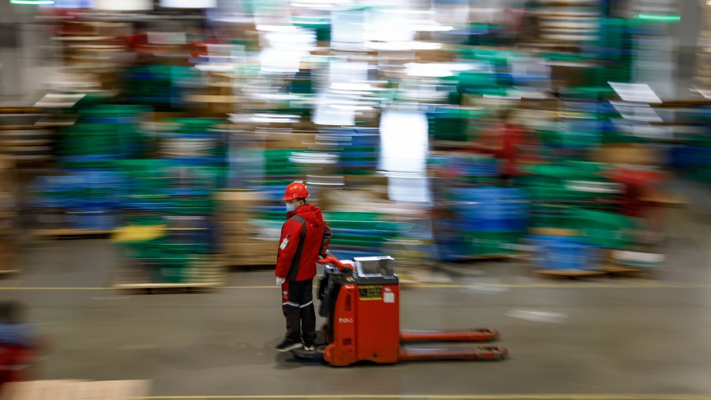 Un empleado trabaja en un almacén de la marca JD en Pekín. (EFE/Mark R. Cristino) 