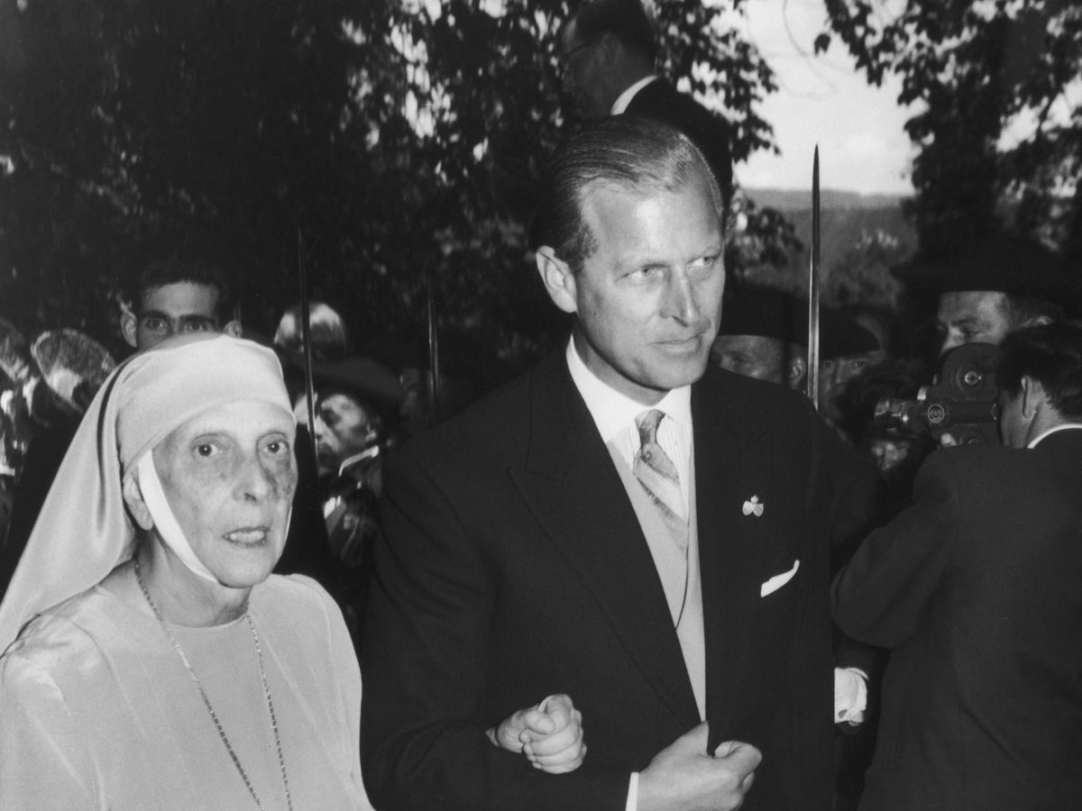 Foto: El duque de Edimburgo, junto a su madre en 1960. (Getty)