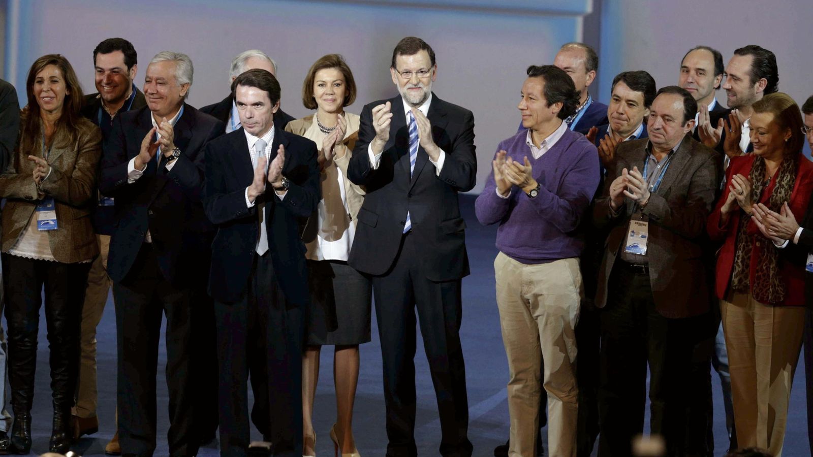 Foto: Mariano Rajoy rodeado de otros dirigentes populares en el cierre de la Convención Nacional del PP (EFE)