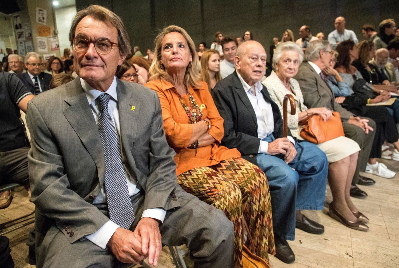 Los expresidentes de Cataluña Artur Mas (i) y Jordi Pujol (2d), acompañados de sus esposas, Helena Rakosnik (2i) y Marta Ferrusola. (EFE)