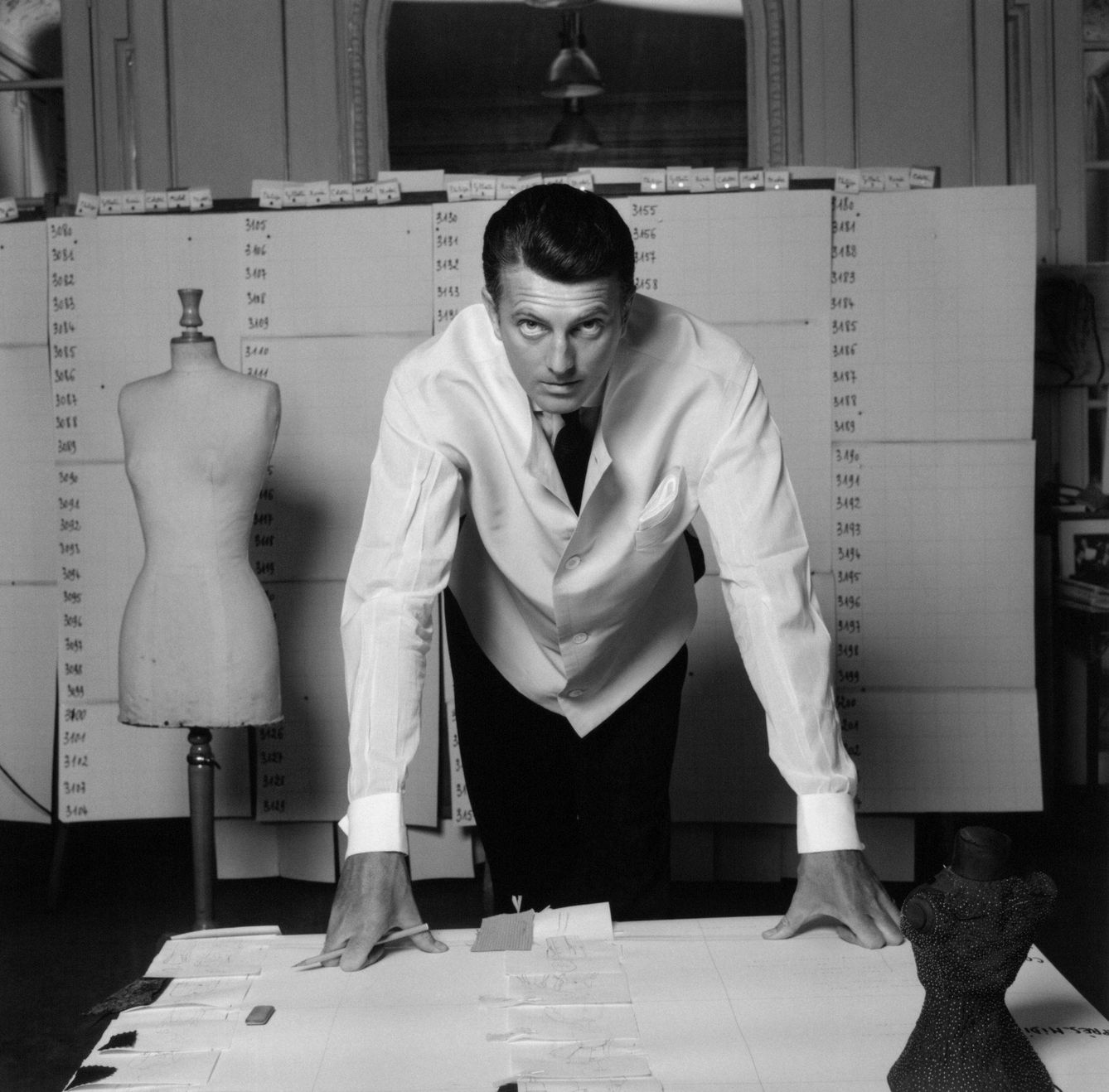 Hubert de Givenchy, en su atelier.