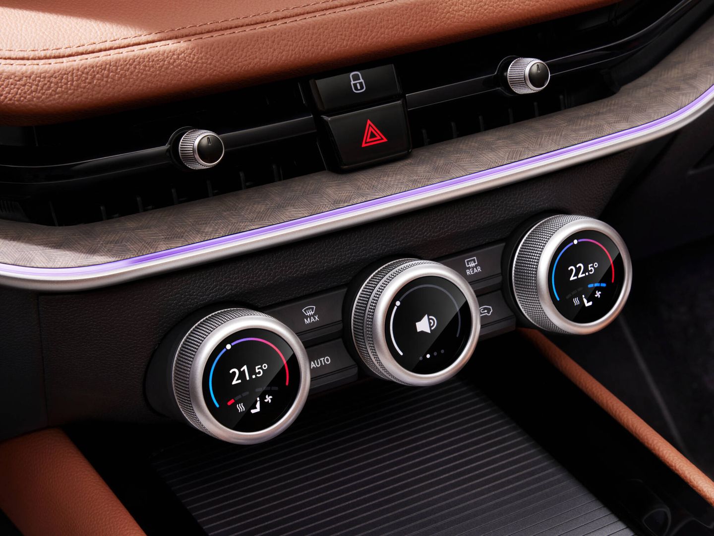 El interior conserva mandos tradicionales, pero con tacto mejorado, micropantallas y funciones hápticas.