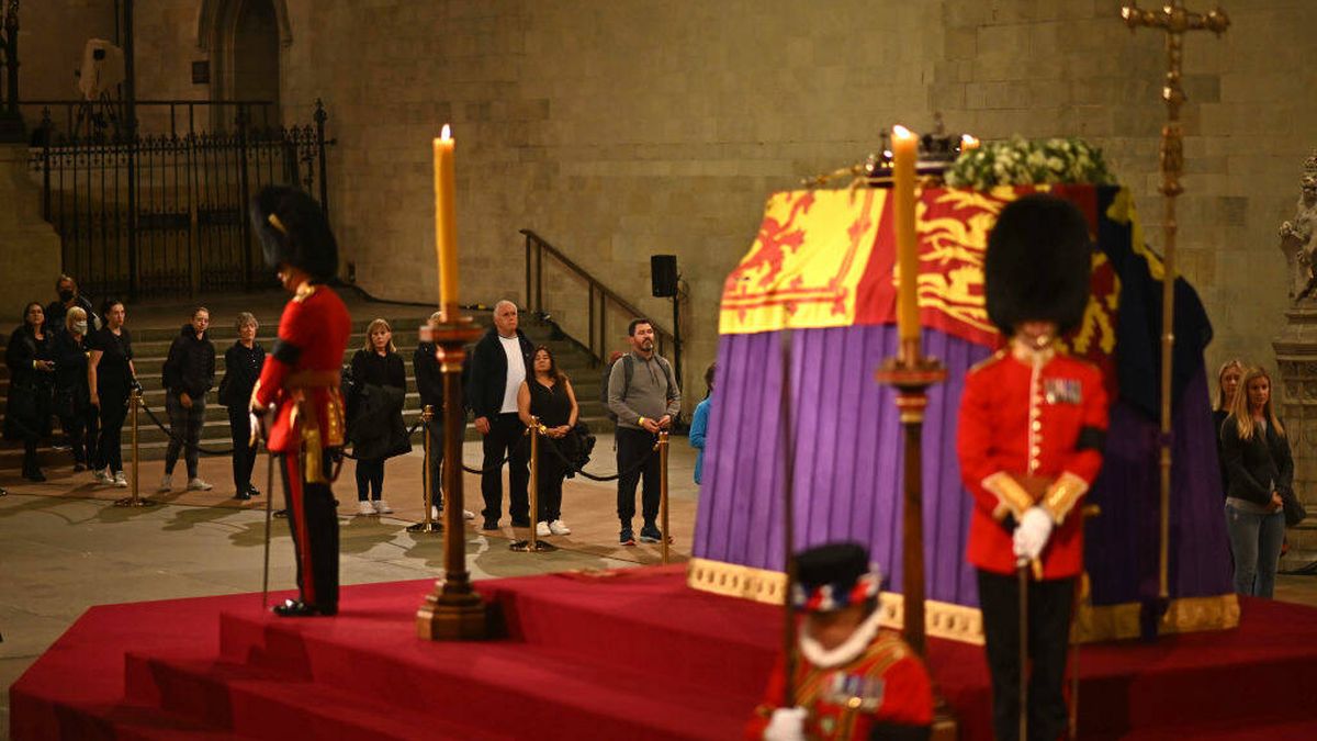 35 horas de colas, impactantes desmayos y Theresa May de luto: los efectos del velatorio de Isabel II