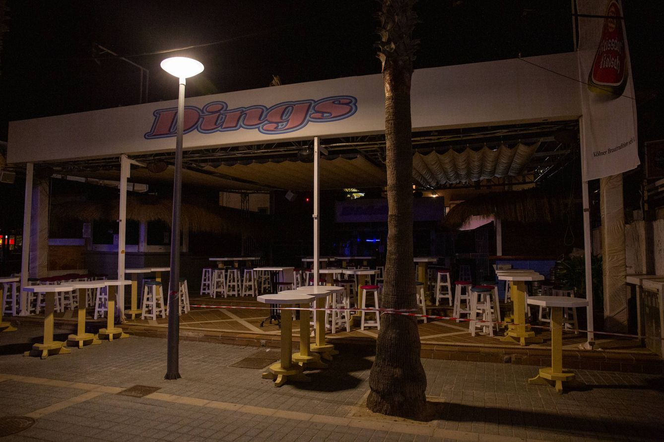 Uno de los bares precintados en la calle de la Cerveza en Playa de Palma. (D. B.)