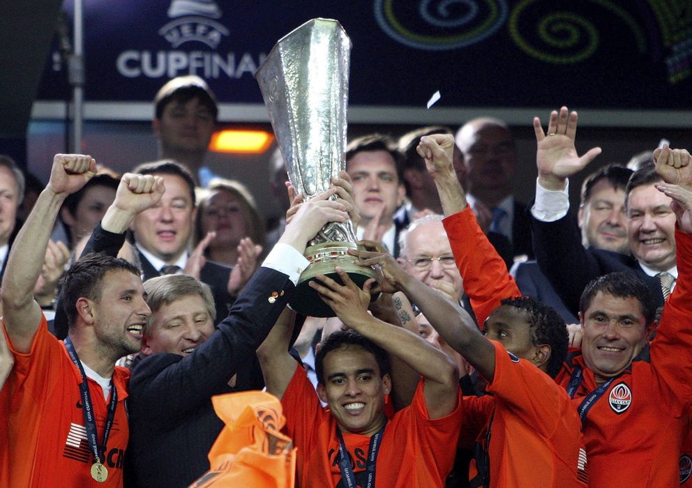 Foto: Rinat Akhmetov, dueño del Shakhtar Donetsk, levanta la Europa League ganada en 2009 (EFE)
