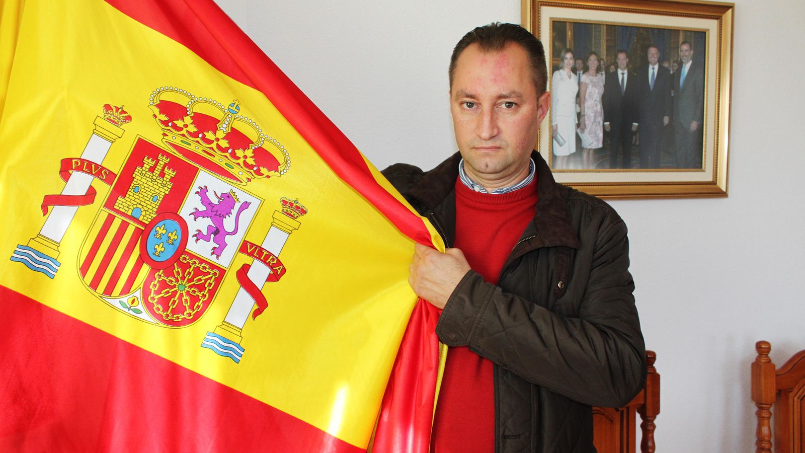 Foto: Aurel Truta, el primer alcalde rumano de España, posa en el salón de plenos de Páramo de Boedo (Palencia). (Foto: A. Villarino)
