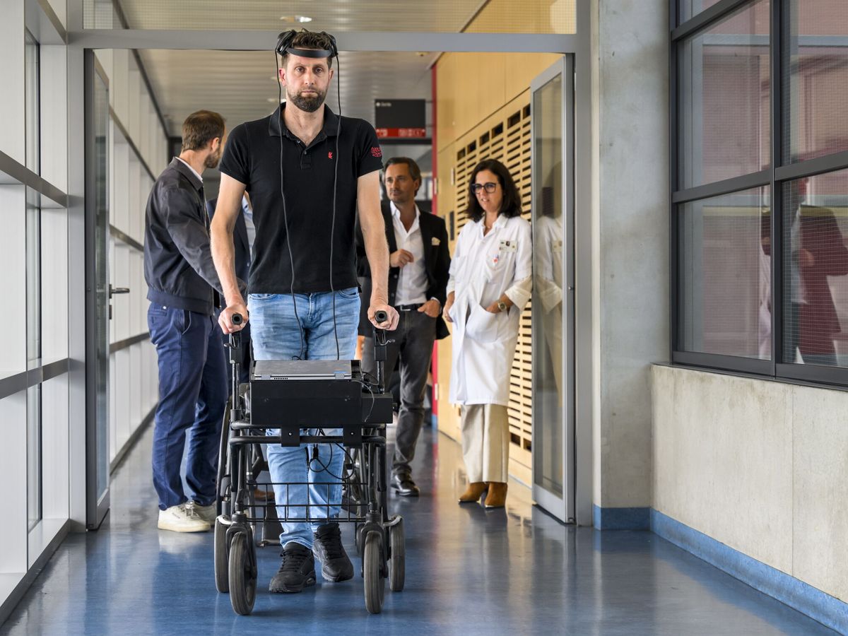 Foto: Una interfaz cerebro-ordenador permite a un paralítico volver a andar. (EFE/EPA/Jean-Christophe Bott) 