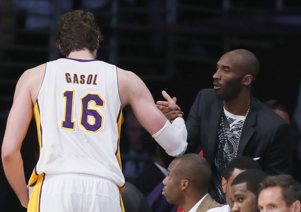 Foto: Pau Gasol choca la mano a Kobe Bryant, en un partido (Reuters).  