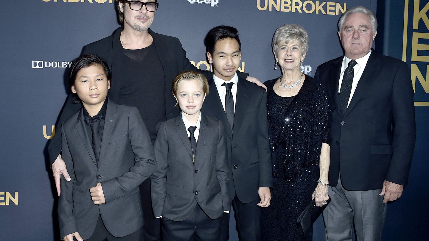 Brad Pitt, junto a sus padres y tres de sus hijos. (Getty)