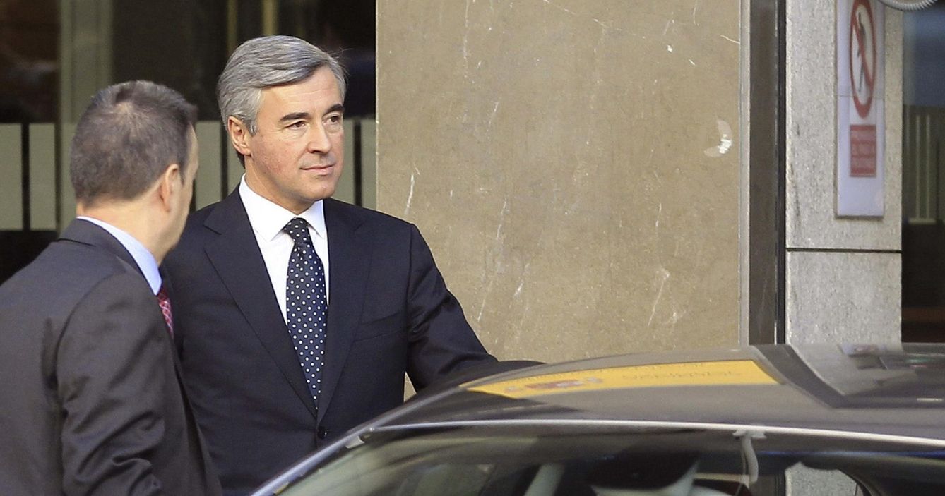 El ex secretario general del PP Ángel Acebes, a su salida de la sede de la Audiencia. (EFE)
