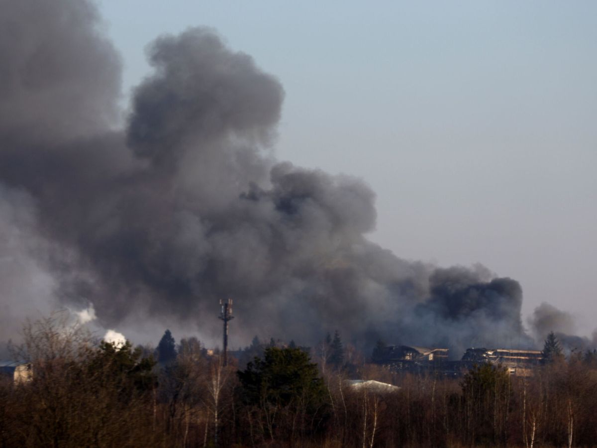 Foto: Bombardeos sobre el aeropuerto de Lviv. (Reuters/Kai Pfaffenbach)