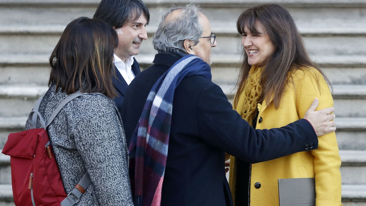 La presidenta de Junts, Laura Borràs, saluda al expresidente de la Generalitat Quim Torra. (EFE/Andreu Dalmau)