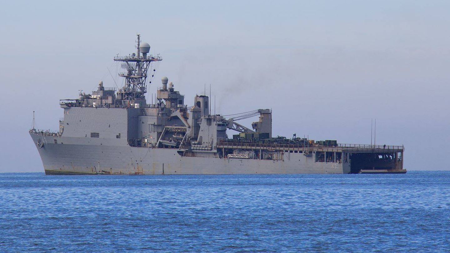 Buque de asalto anfibio norteamericano USS Fort McHenry, con el dique inundado. (Foto: Juanjo Fernández)