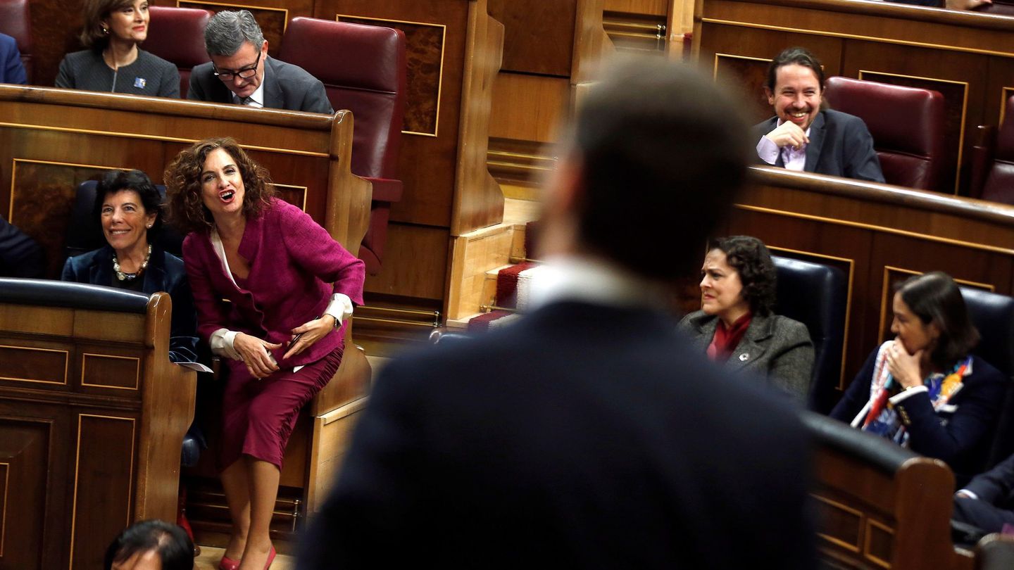 La ministra de Hacienda en funciones, María Jesús Montero (2i), interpela al presidente de Vox, Santiago Abascal (de espaldas), durante su intervención. (EFE)
