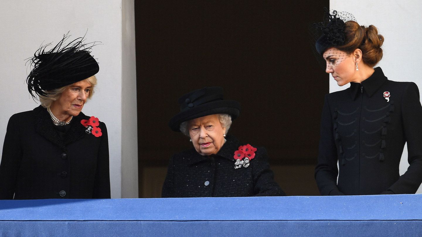 La reina con Camilla y Kate. (Reuters)