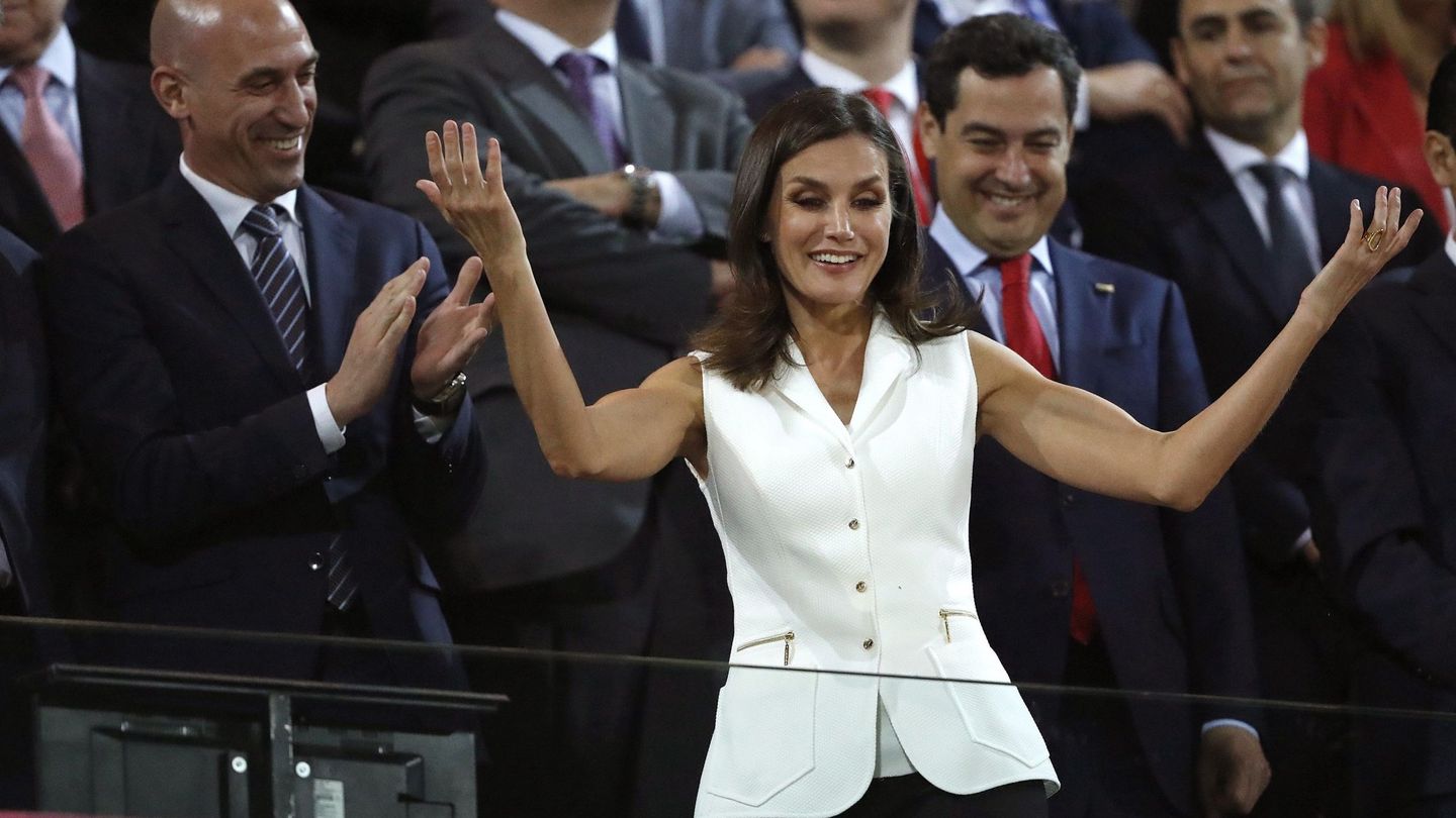 La Reina, en un simpático gesto en la final de la Copa de la Reina, el pasado fin de semana. (EFE)