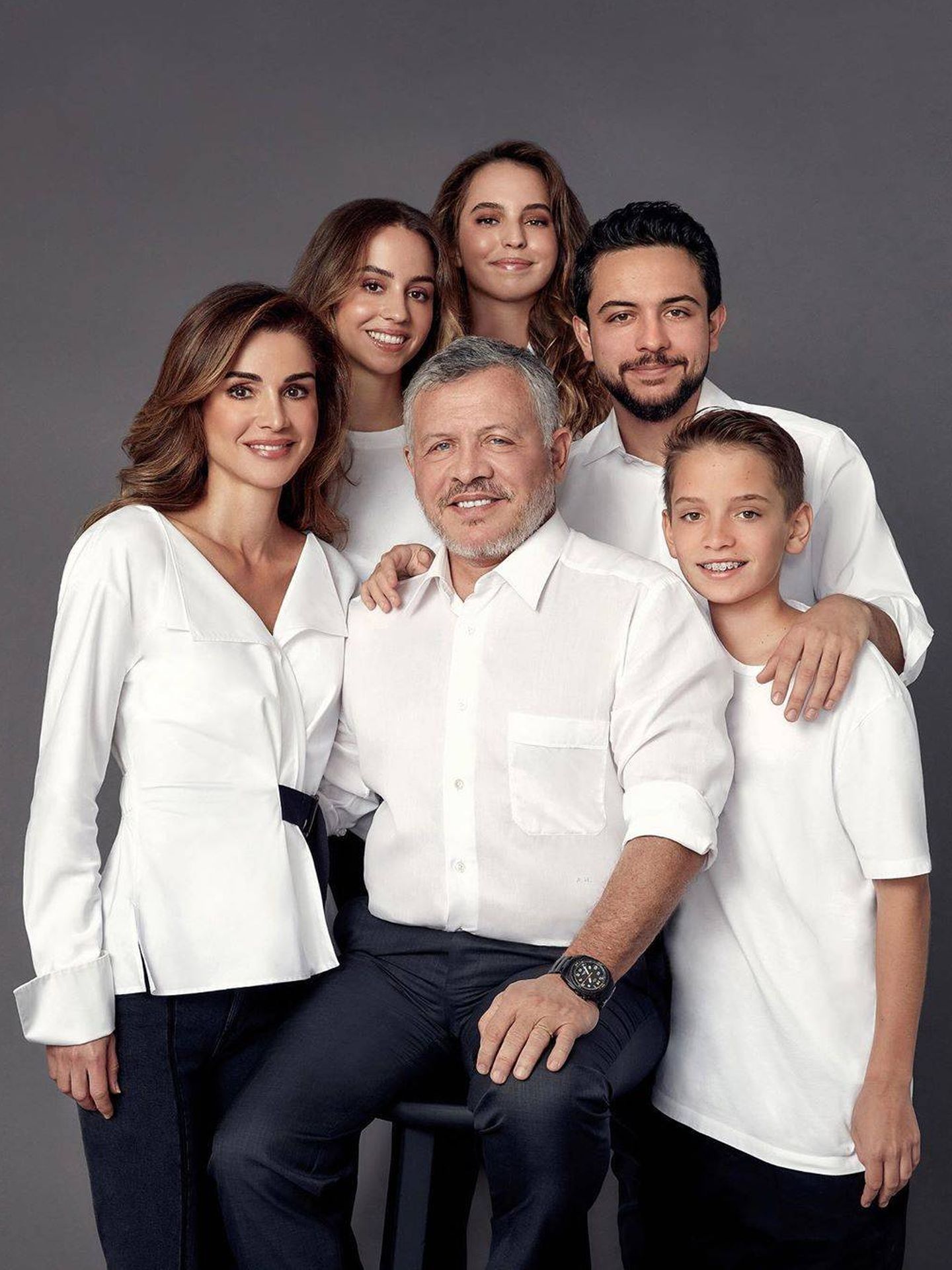 Rania y Abdalá, con sus cuatro hijos. (Instagram: @queenrania)