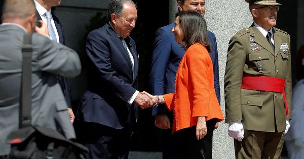 Foto: La ministra de Defensa Margarita Robles, saluda al Director del CNI Félix Sanz Roldán. (EFE)