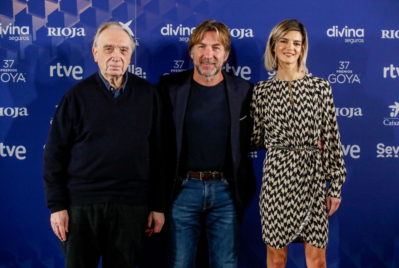El presidente de la Academia de Cine, Fernando Méndez-Leite (i) junto a los presentadores de la gala de los Goya, Antonio de la Torre y Clara Lago. (EFE) 