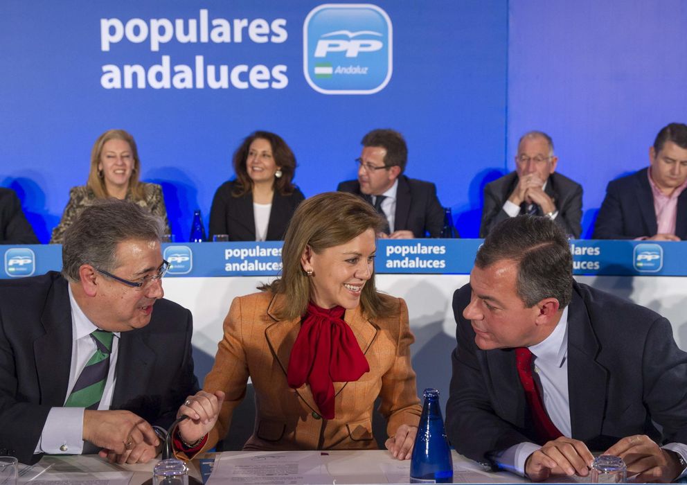 Foto: Cospedal junto al presidente del PP-A, Juan Ignacio Zoido,) y el secretario regional, José Luis Sanz (Efe)