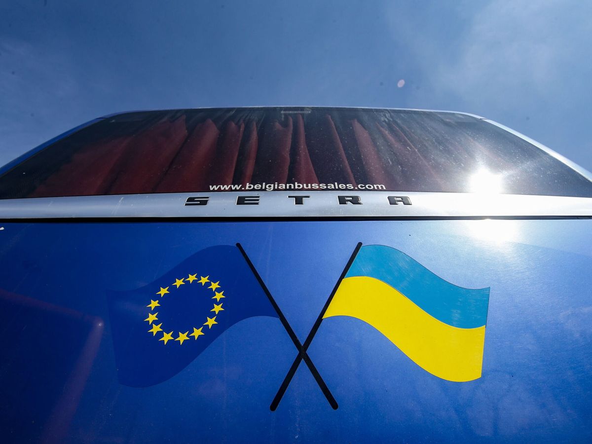 Foto: Banderas de la UE y de Ucrania. (EFE/ Fabio Frustaci)