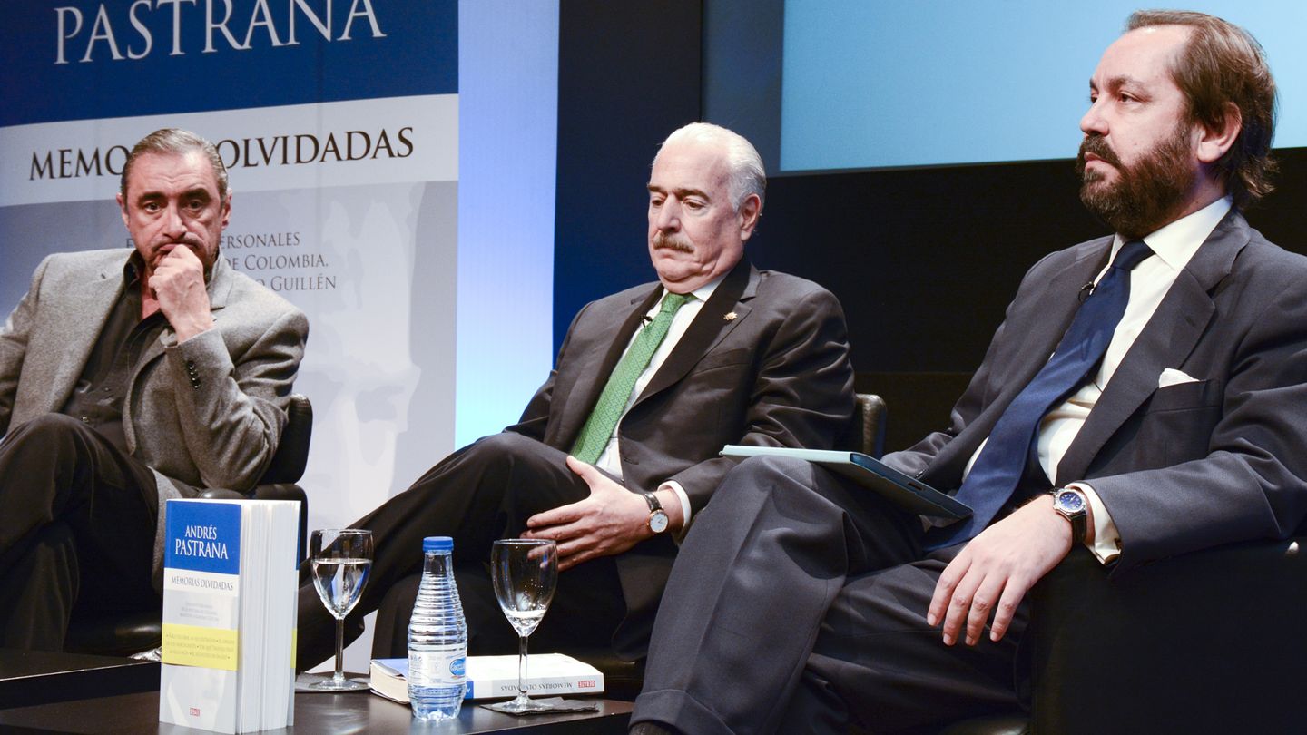 Los periodistas Carlos Herrera y Ramón Pérez Maura escoltan a Pastrana (Fotografías cedidas por Casa de América)
