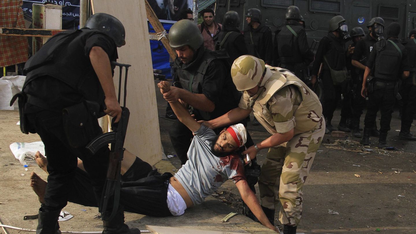El ejército detiene a un miembro de los Hermanos Musulmanes durante el desalojo de la plaza de Rabaa Al Adawiya, en agosto de 2014 (Reuters)